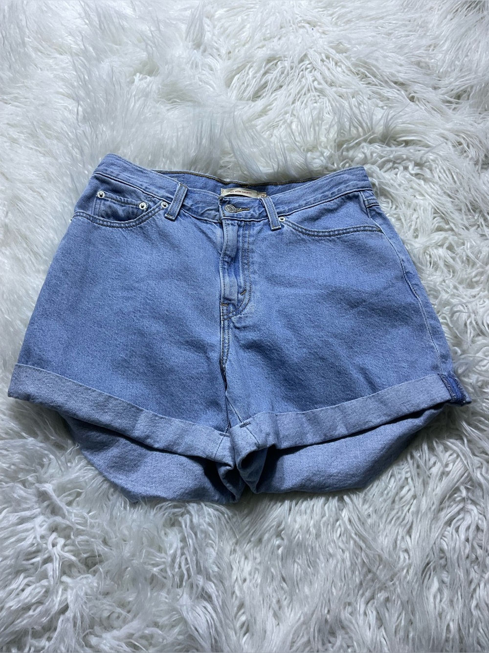 Levi's Premium Rolled 80s Mom Women's Shorts in Back To Blue